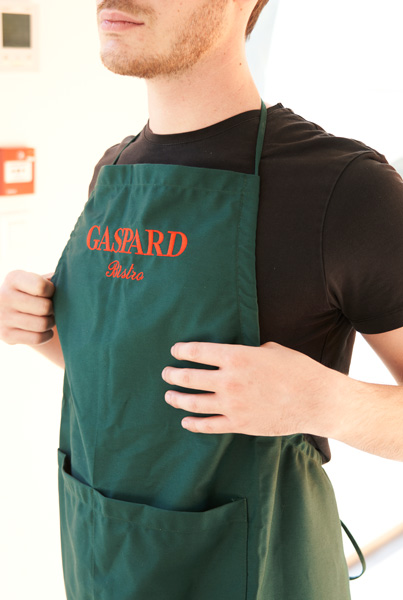 Tablier vert bouteille brodé Gaspard Bistro